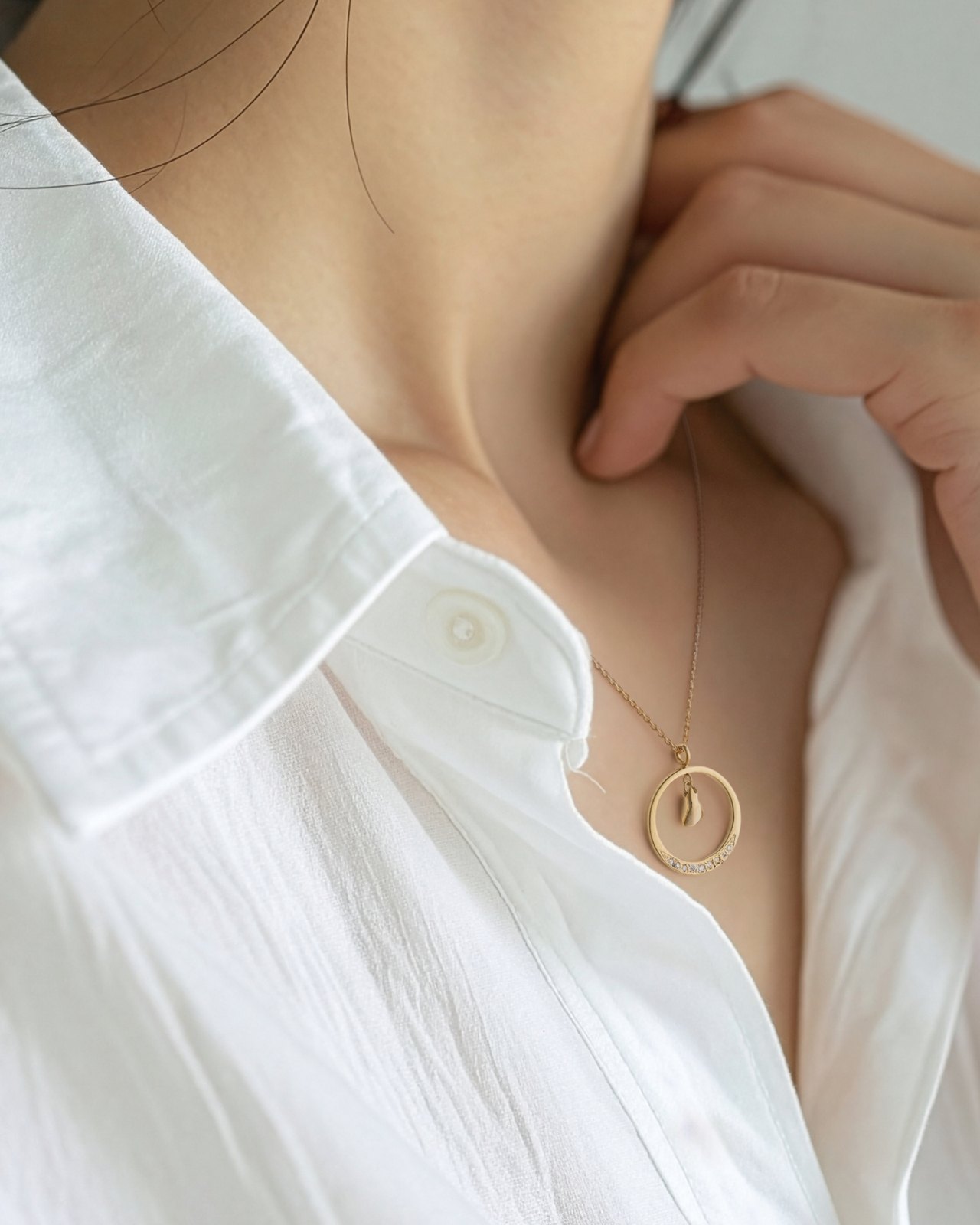乳歯ネックレスを身につけた様子
